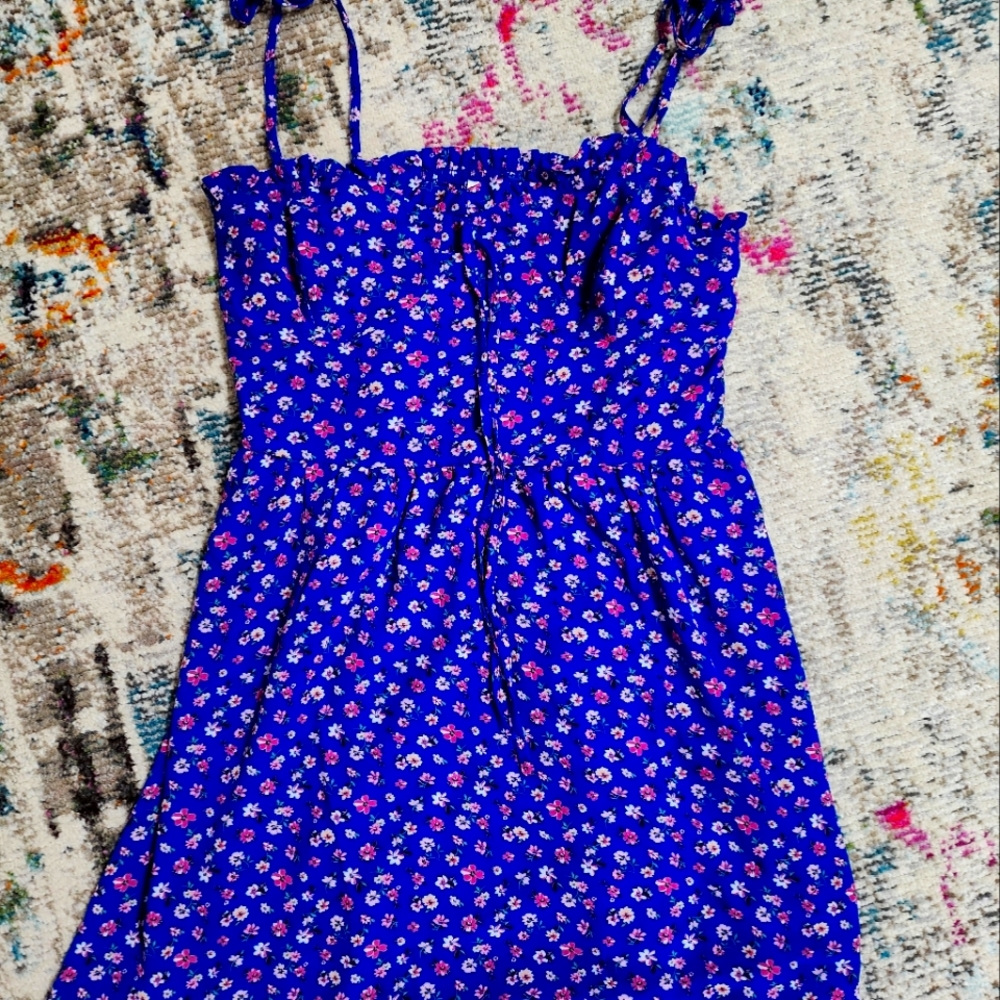 Mini blue floral dress. Tied straps